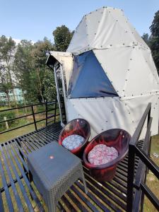 耶拉吉里Croft Yelagiri - glamping stay的帐篷,配有两个篮子和一张桌子