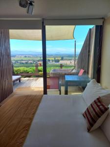 圣克鲁兹Colchagua D'vino的一间卧室设有一张床和一个美景阳台