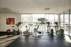 阿德莱德艺术系列酒店 - 沃森的健身房设有数台跑步机和健身自行车