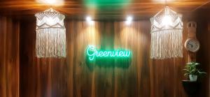 蒙纳Greenview holiday inn的墙上有两个吊灯和一个 ⁇ 虹灯标志