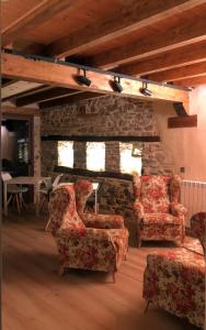 YanguasHotel Rural El Rincón de Marta的客厅配有两把椅子和石墙
