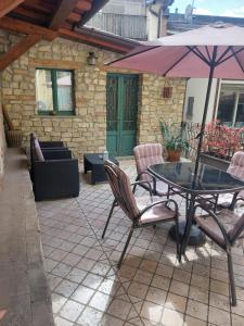 贝加莫博尔戈度假屋的庭院配有桌椅和遮阳伞。