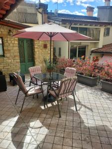 贝加莫博尔戈度假屋的庭院内桌椅和遮阳伞