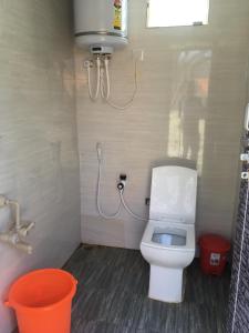 耶拉吉里Croft Yelagiri - glamping stay的一间带卫生间和淋浴的小浴室