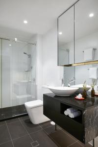 阿德莱德艺术系列酒店 - 沃森的一间带水槽、卫生间和淋浴的浴室