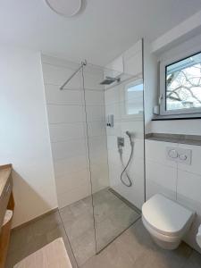 MEIN MOTEL - Self Check-in的带淋浴和卫生间的浴室
