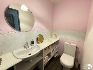 Au moulin de Pascaline的一间带水槽、镜子和卫生间的浴室