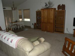 拉派恩松树舒适度假屋的客厅配有白色的沙发和桌子