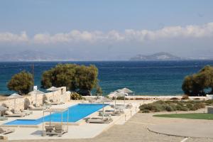 安倍拉斯Ambelas Mare Apartments的海滨度假胜地,设有游泳池