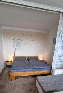 阿尔特瑙Harzperle的卧室配有一张墙上鸟床