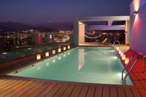 圣地亚哥赛罗科罗拉多公寓 的一座城市建筑顶部的游泳池