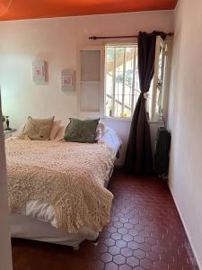 维拉卡洛斯帕兹lahabanadepartamento的一间卧室设有一张床和一个窗口