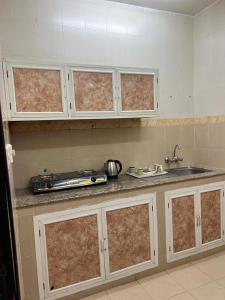 Al Manafa Furnished Apartments的厨房或小厨房