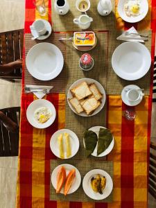 康提Kandy Dilruk Homestay的一张桌子上放着白盘食物
