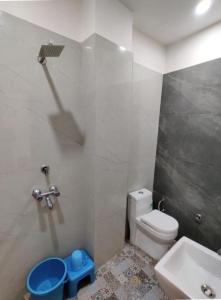 阿姆利则HOTEL HIVIN AND PEANCE - TOP RATED AND SERCH PROPERTY AMRITSAR的浴室配有白色卫生间和盥洗盆。