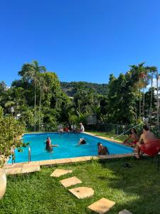 里约热内卢Castelo dos Tucanos Hostel的一群人在游泳池里