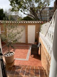 阿尔法法尔Como en casa!的庭院里种着一棵盆子和白色的围栏