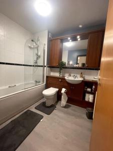阿伯丁Aberdeen Beach 2 Bed Apartment的浴室配有卫生间、盥洗盆和淋浴。