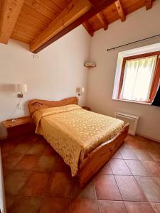 托斯科拉诺-马德尔诺科瓦诺农家乐的一间卧室设有一张床和一个窗口