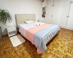 萨拉热窝Avlija Garden Gem的一间卧室配有一张大床和白色橱柜。
