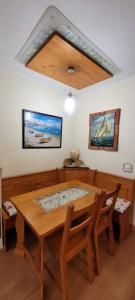 多列毛利诺斯Semi-detached Adosado con Encanto -130 m2 - WiFi 600 Mb - Piscina Comunitaria - Patio Privado的一间带木桌和椅子的用餐室