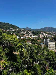 里约热内卢Castelo dos Tucanos Hostel的享有树木和建筑的城市美景
