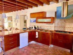 托斯科拉诺-马德尔诺科瓦诺农家乐的厨房配有木制橱柜和白色冰箱。