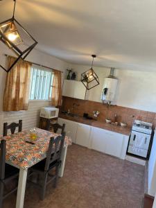 维拉卡洛斯帕兹lahabanadepartamento的厨房配有桌椅和桌子。