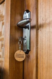 特特巴图特特巴图萨玛先马简易别墅的门上的锁,上面有标签