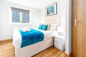 Modern 2 Bedroom Apartment - Off-street Parking - Top Rated - 1aS的白色的卧室设有床和窗户