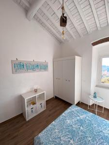 莱里奇Casa Angè - Lerici, Golfo dei Poeti的白色的客房配有一张床和一张桌子