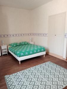 维耶尔宗Maison EL Marielle的一间卧室配有一张带绿毯的床