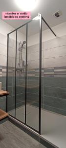 尼伊圣乔治克洛斯巴丹酒店的带有标志的房间的淋浴间