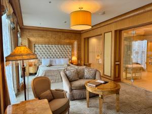 里加Royal SPA & Hotel Resort的一间卧室配有一张床、一张沙发和一张桌子
