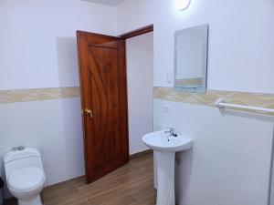 瓦拉斯LOS NEVADOS II的一间带卫生间和水槽的浴室