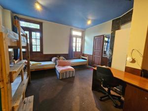 蒙得维的亚Montevideo Hostel的宿舍间设有双层床、书桌和书桌。
