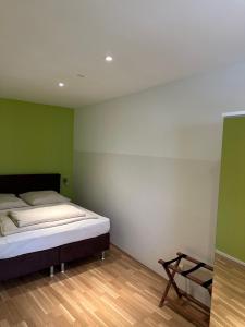 多特蒙德童多瑟公寓的绿色和白色墙壁间的一张床