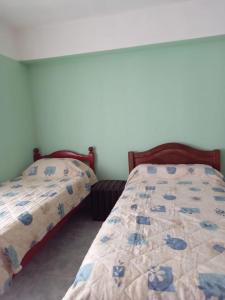 卡奇La Coplera的卧室内两张并排的床