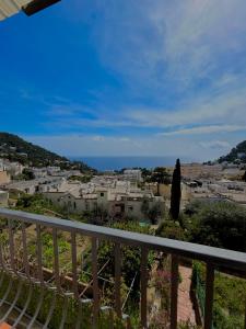 卡普里Capri Suite Dreams的房屋的阳台享有城市美景。