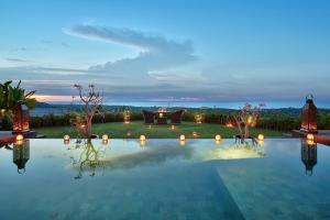 乌鲁瓦图Hidden Hills Villas - Small Luxury Hotels of The World的后院的游泳池,享有美景