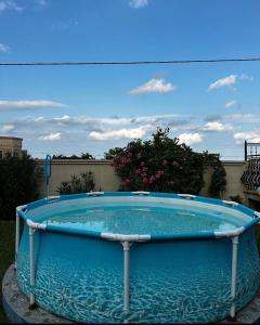 BuzovnaSeaview Villa Buzovna Sameya的院子里的大型蓝色游泳池