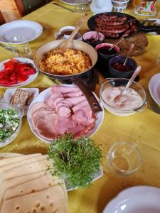 Pierzchno潘索耶纳西克花园旅馆的一张桌子上摆着许多不同的食物