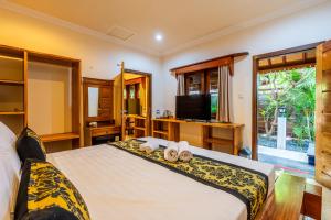 吉利阿尔Paradise Luxury Villa的一间卧室配有一张带两条毛巾的床和电视。