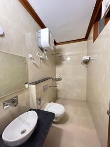 阿格拉Gupta Vilas - A Boutique Homestay的浴室配有白色卫生间和盥洗盆。
