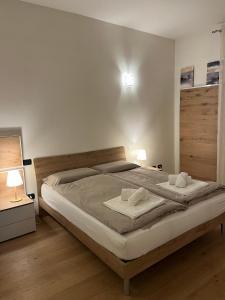 维罗纳Interno 12 Sweet Home的一间卧室配有一张大床和两个枕头