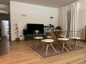 维罗纳Interno 12 Sweet Home的客厅配有餐桌和椅子