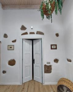瓜蒂萨Casa Ines的一间设有白色门和岩石墙的房间