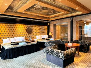 里加Royal SPA & Hotel Resort的酒店客房,设有两张床和一张沙发