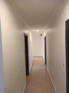 NsazomoN et M Inn - Hébergement的一条空的走廊,有两扇门和一条走廊