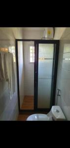 NsazomoN et M Inn - Hébergement的带淋浴和卫生间的浴室。